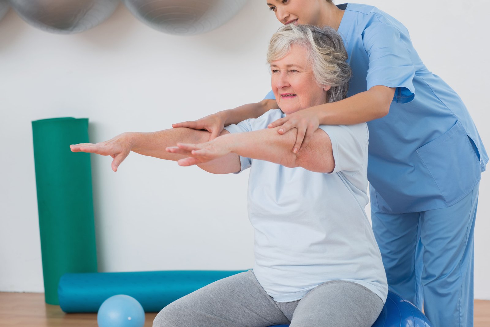 Sessão de fisioterapia com um idoso