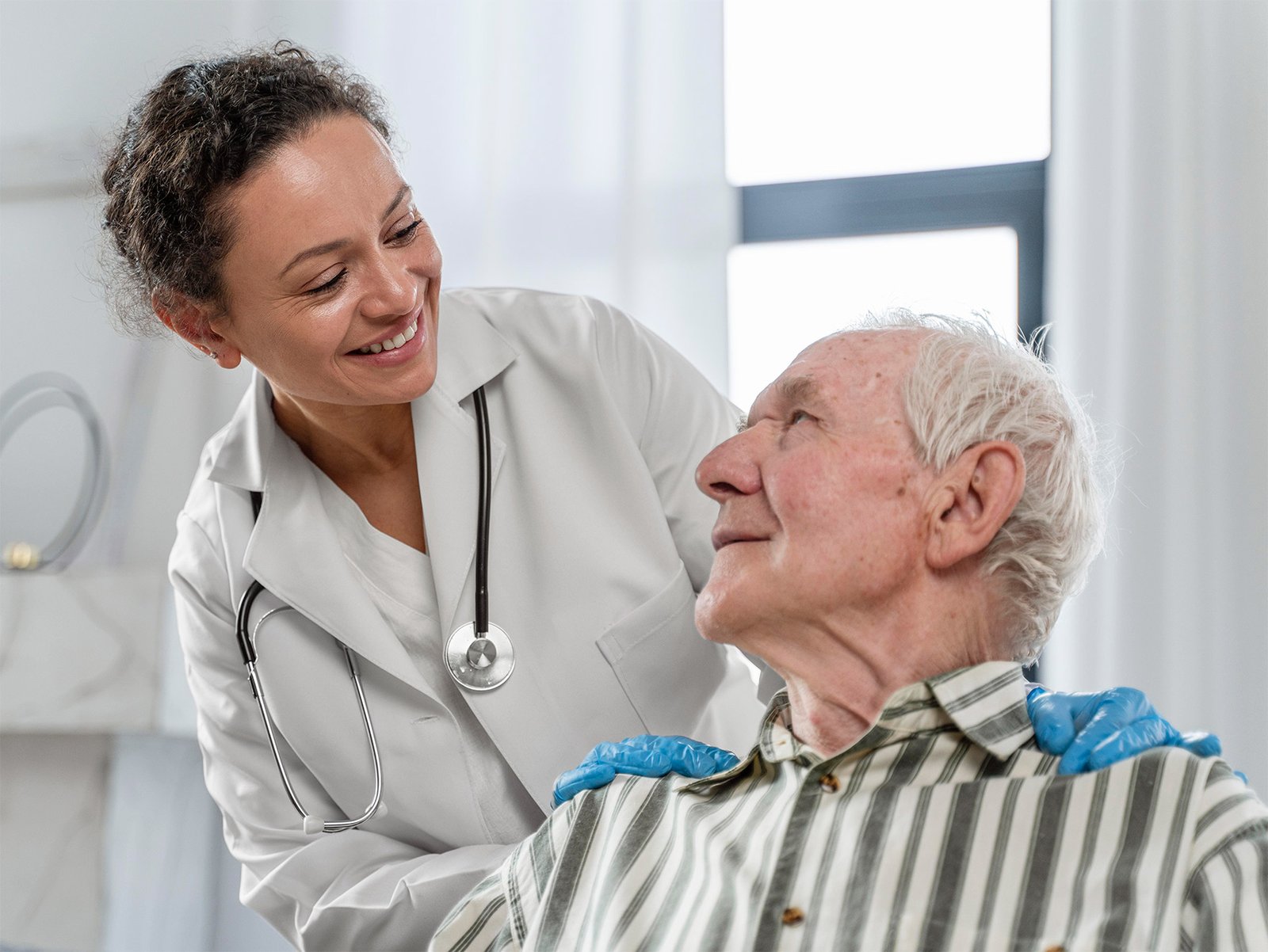 Médico Geriatra a conversar com um paciente