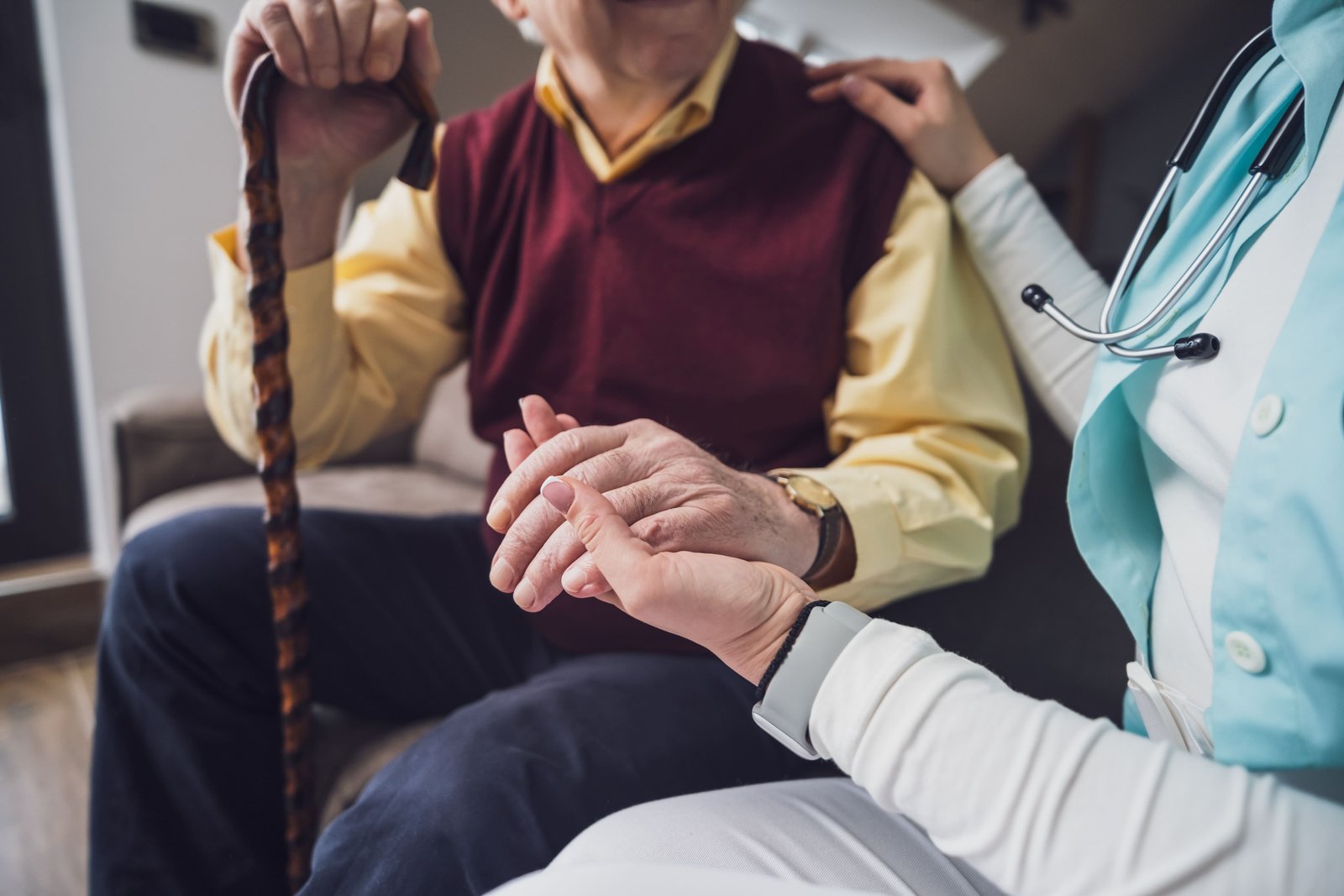 Psicóloga a realizar uma atividade cognitiva